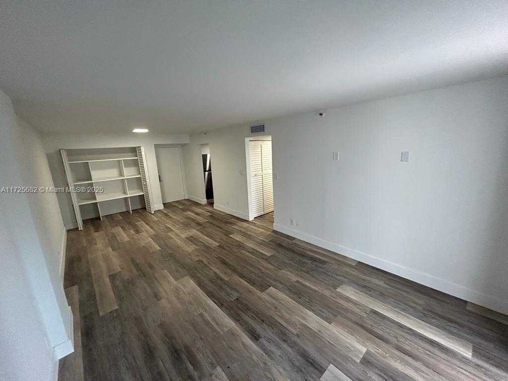 Small Image of 4301 COLLINS AVE #208, Miami Beach Number 3