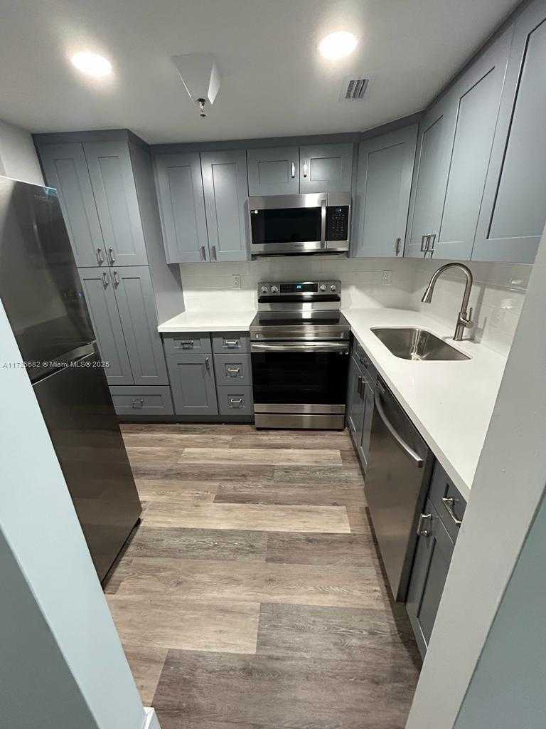 Small Image of 4301 COLLINS AVE #208, Miami Beach Number 4