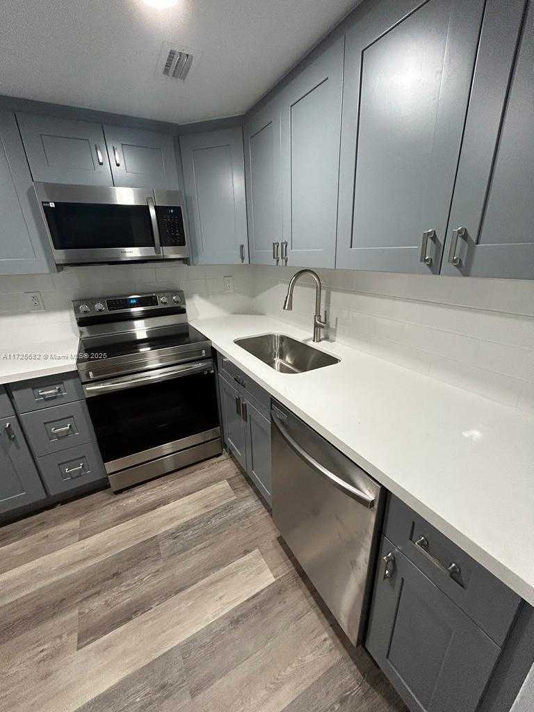 Small Image of 4301 COLLINS AVE #208, Miami Beach Number 5