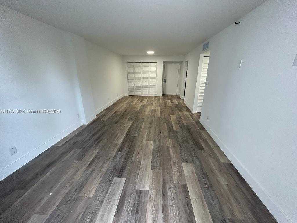 Small Image of 4301 COLLINS AVE #208, Miami Beach Number 8