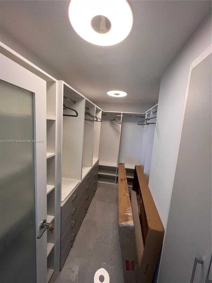 Small Image of 100 BAYVIEW DR #1524, Sunny Isles Beach Number 18
