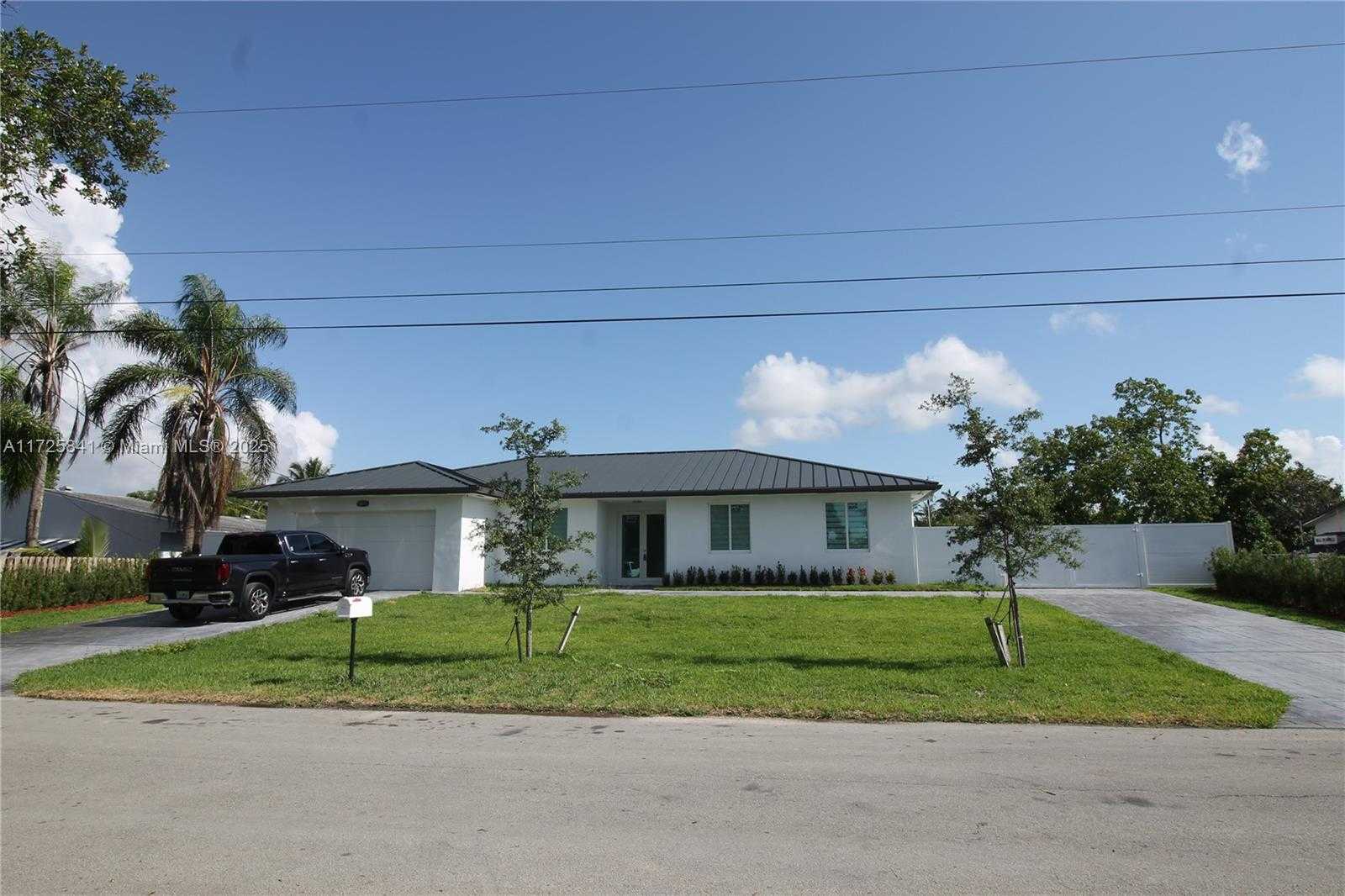 Small Image of 18071 SOUTH WEST 176 ST, Miami Number 2