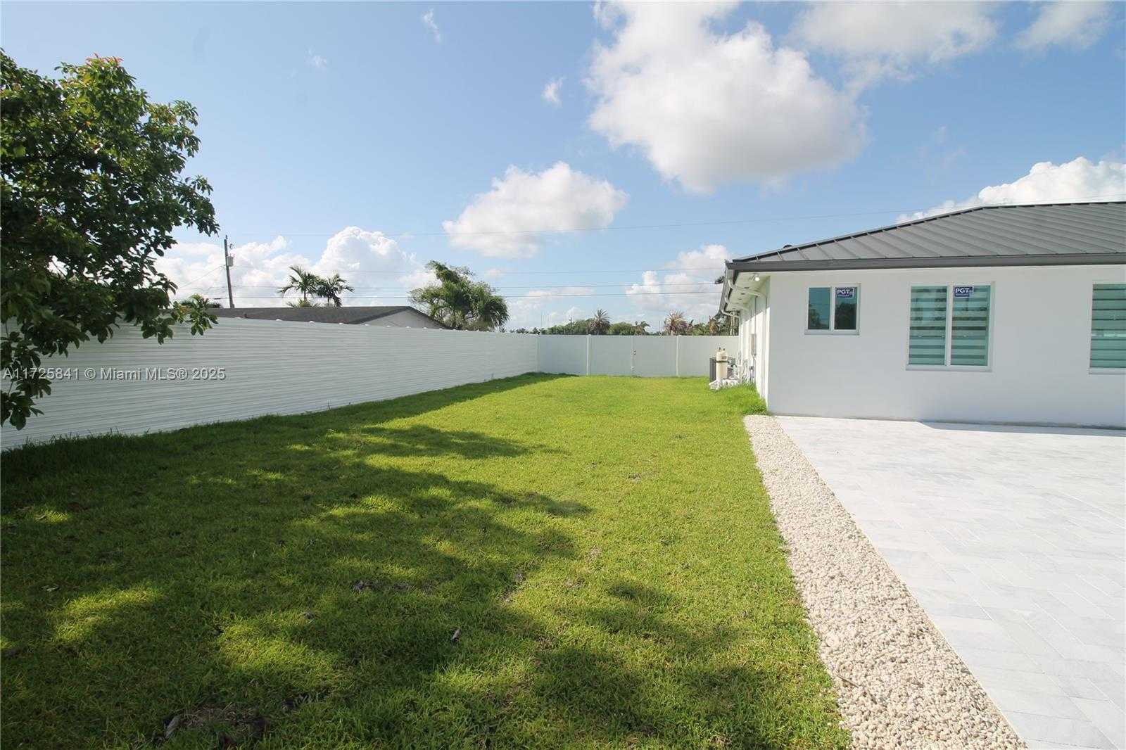 Small Image of 18071 SOUTH WEST 176 ST, Miami Number 30