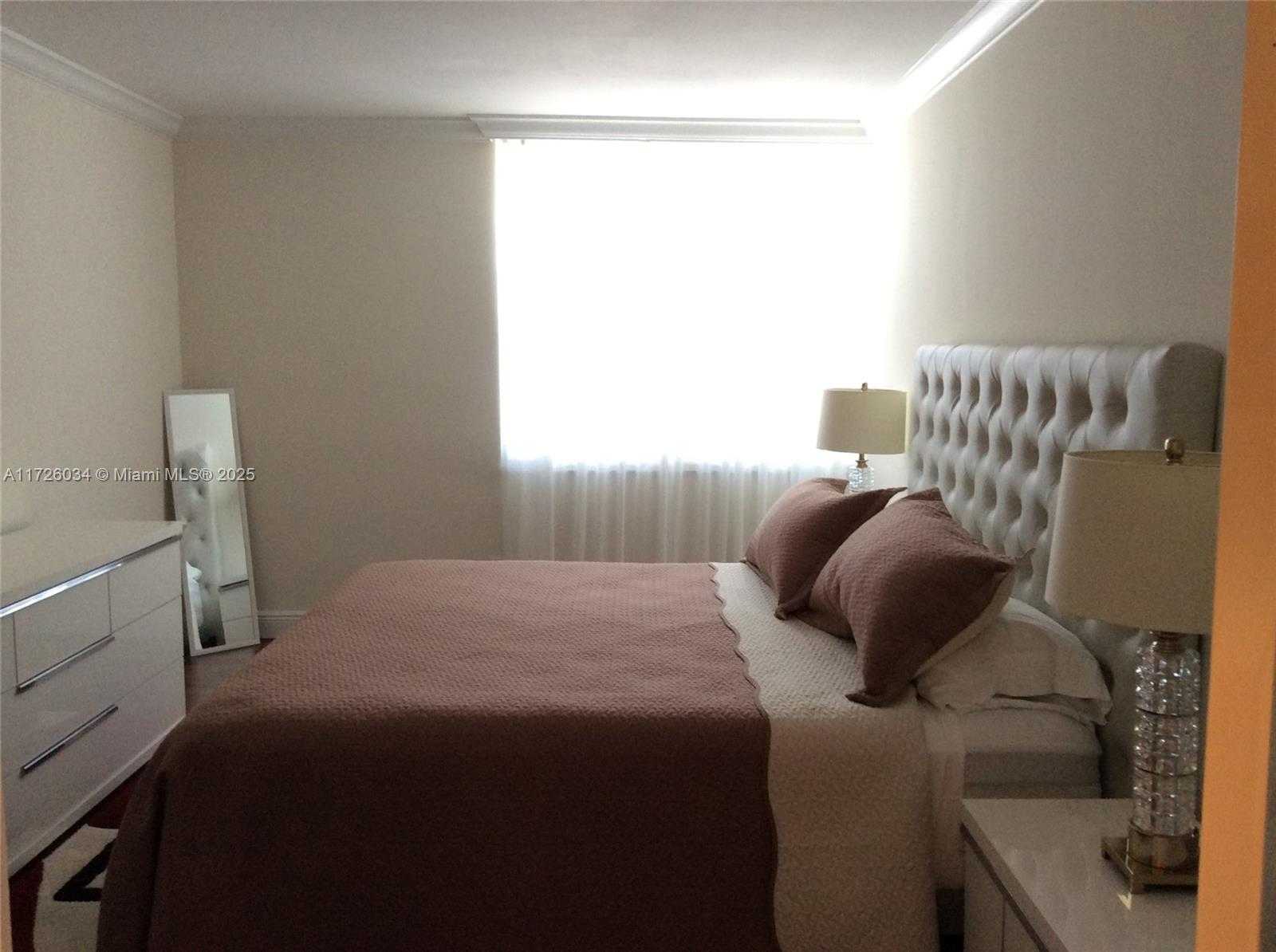 Small Image of 100 #1214B, Miami Beach Number 11