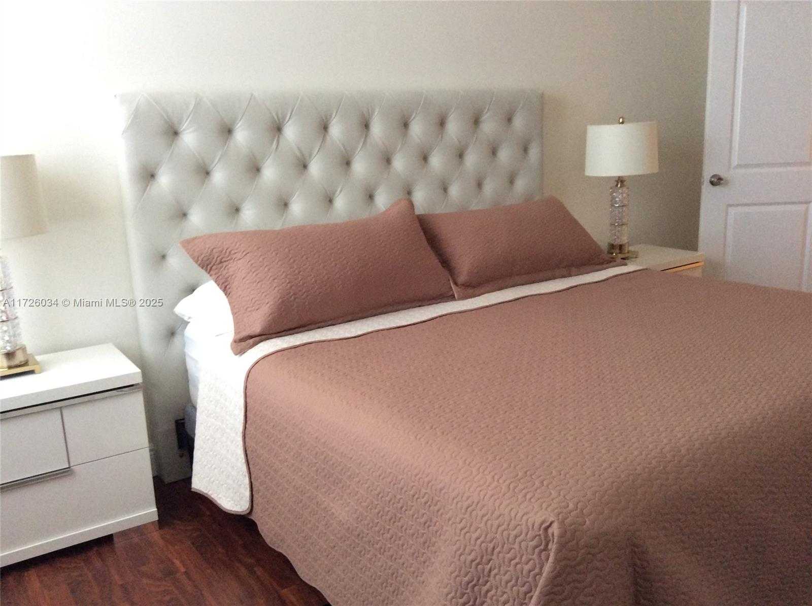 Small Image of 100 #1214B, Miami Beach Number 3