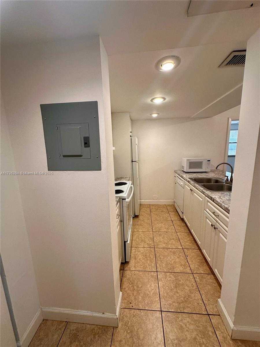 Small Image of 8120 GENEVA CT #155, Doral Number 6