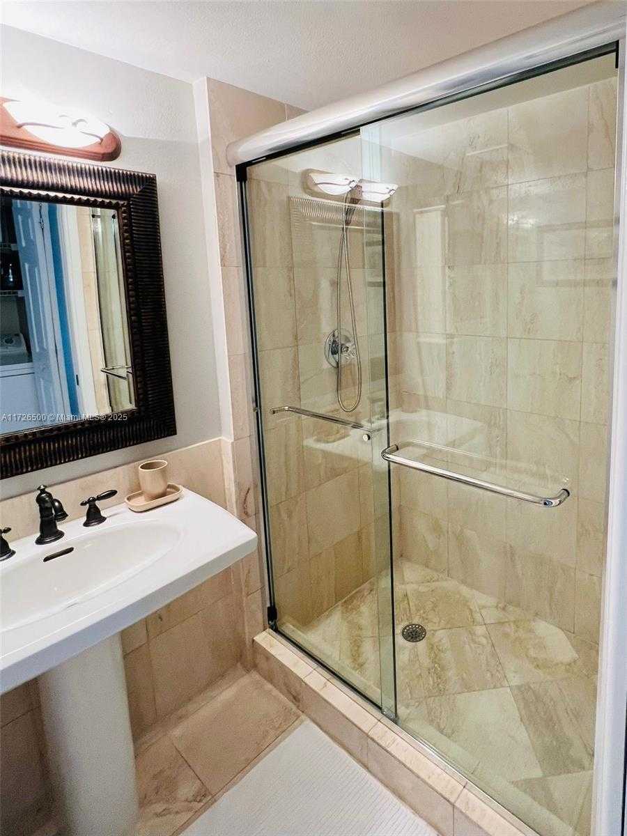 Small Image of 3600 Mystic Pointe Dr, Aventura, FL 33180, USA Number 19