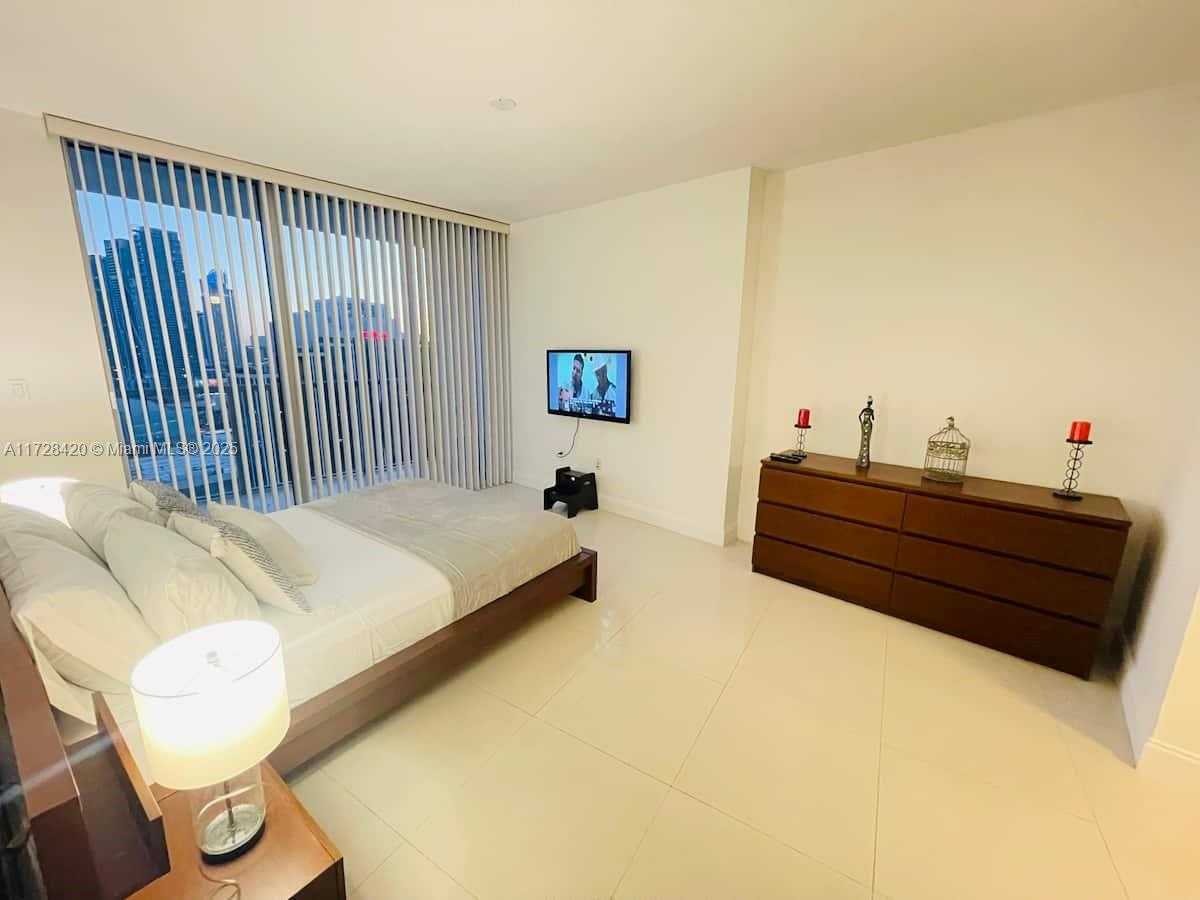 Small Image of 1750 NORTH BAYSHORE DR #3010, Miami Number 24
