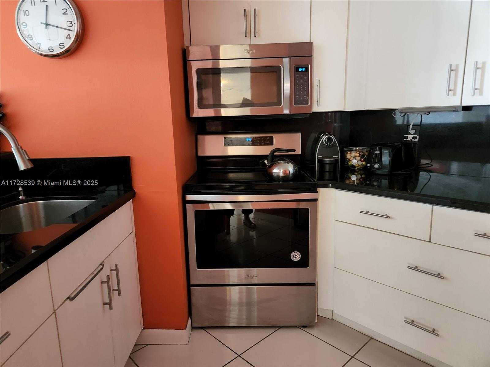 Small Image of 5880 COLLINS AVE #1403, Miami Beach Number 4