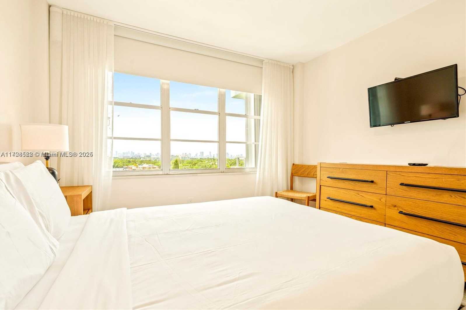 Small Image of 5161 COLLINS AVE #1006, Miami Beach Number 13