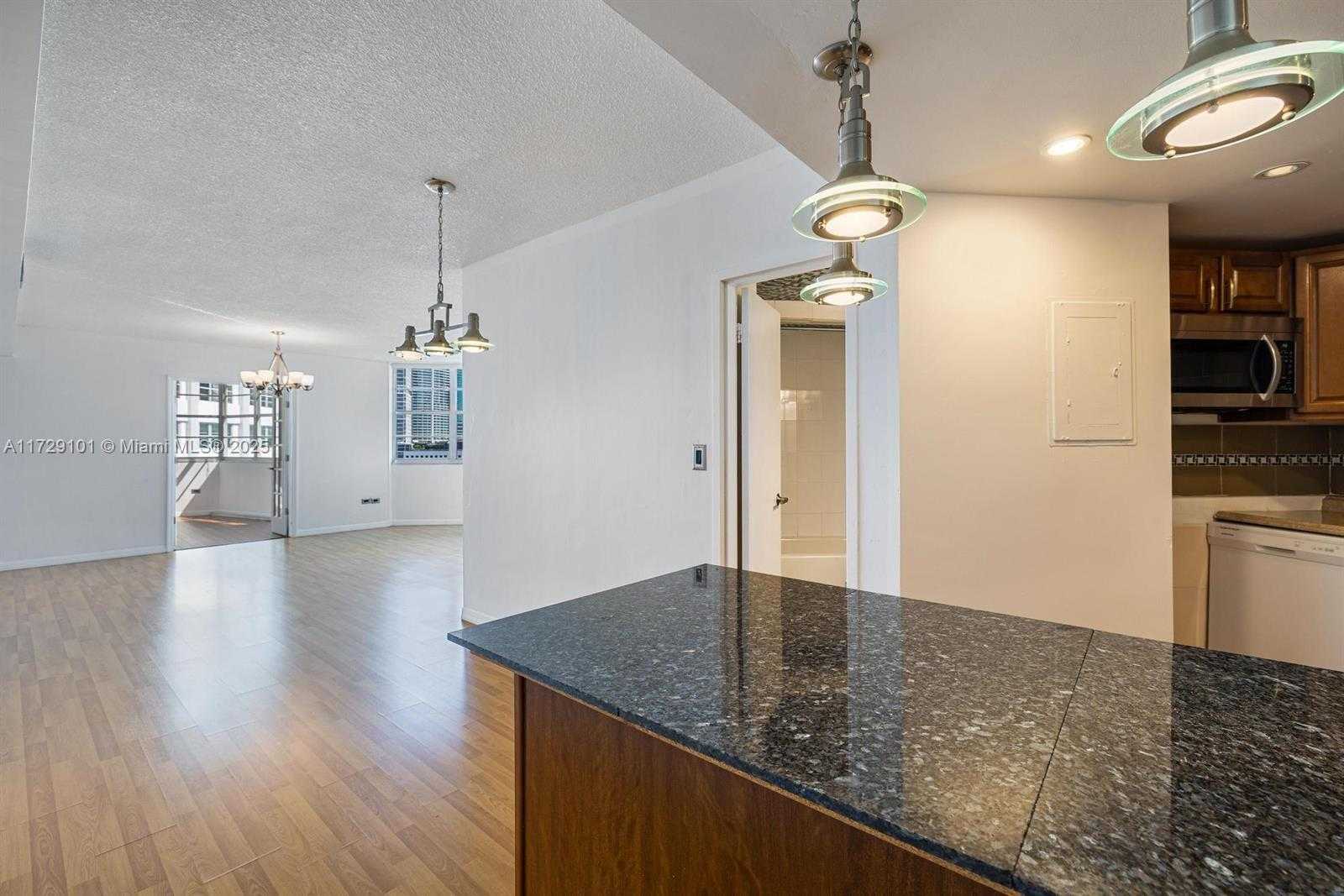 Small Image of 905 BRICKELL BAY DR #1821, Miami Number 10