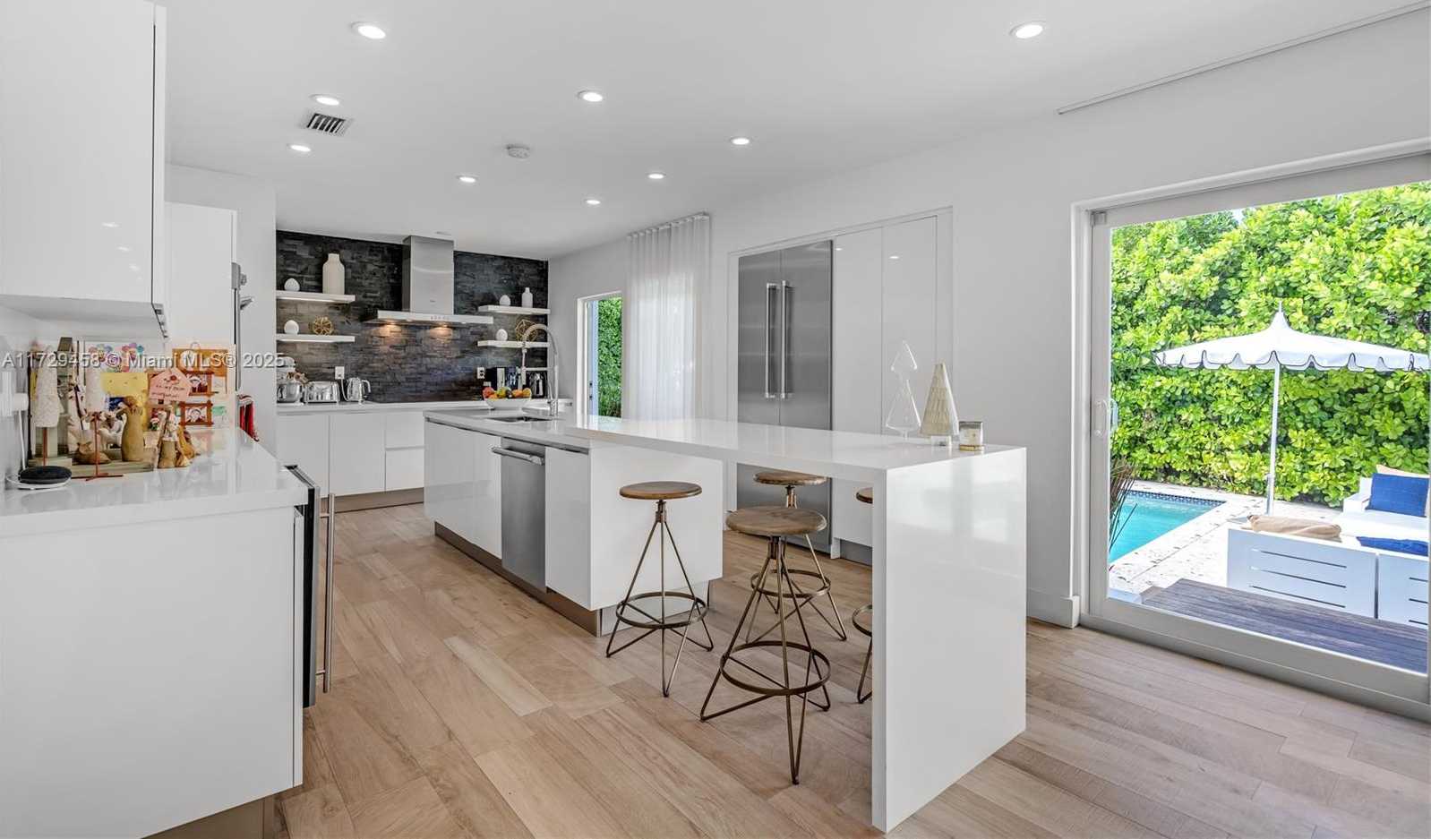 Small Image of 290 EAST SHORE DR E, Miami Number 14
