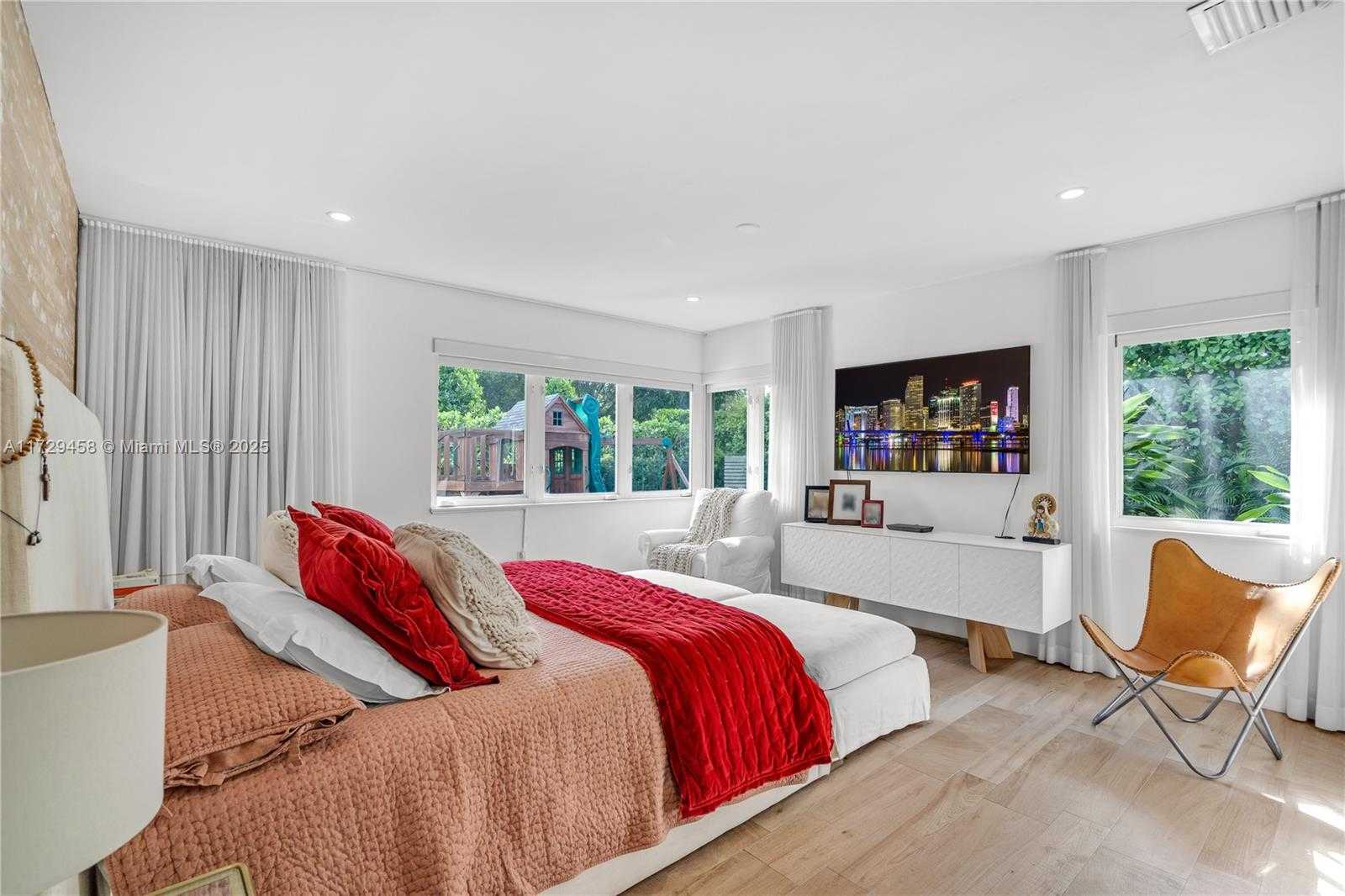 Small Image of 290 EAST SHORE DR E, Miami Number 18