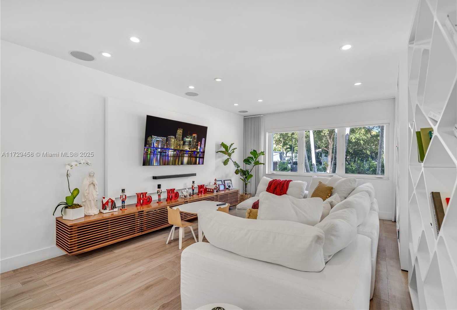 Small Image of 290 EAST SHORE DR E, Miami Number 9