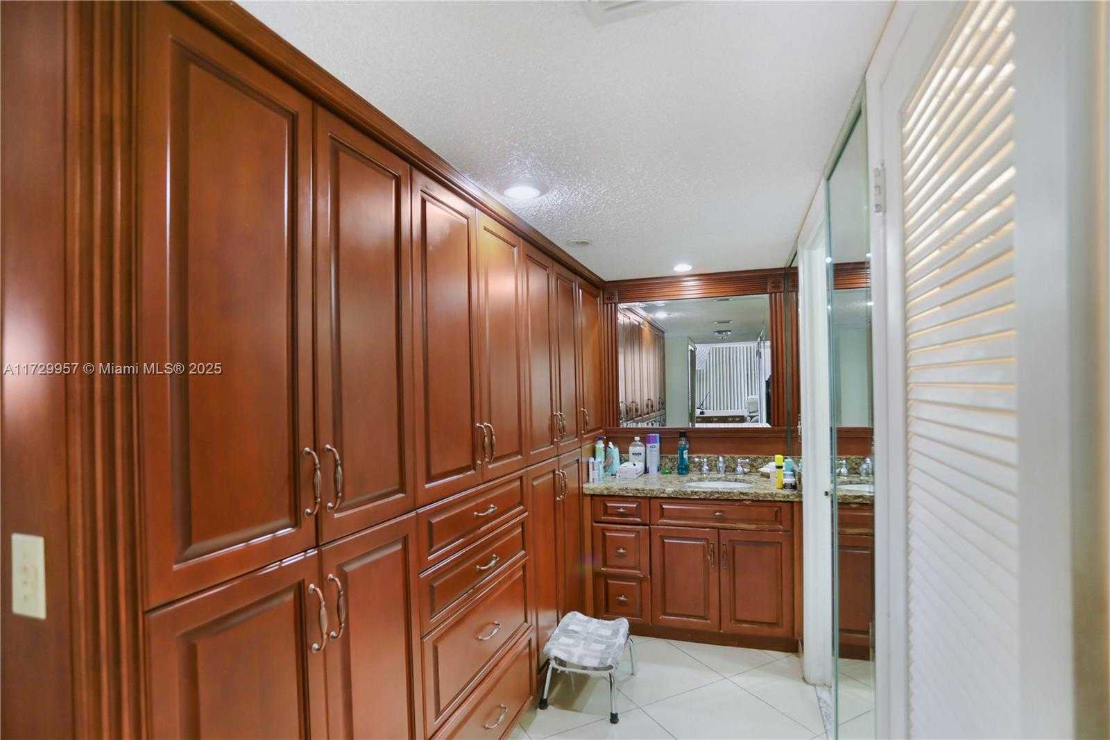 Small Image of 6039 COLLINS AVE #607, Miami Beach Number 8