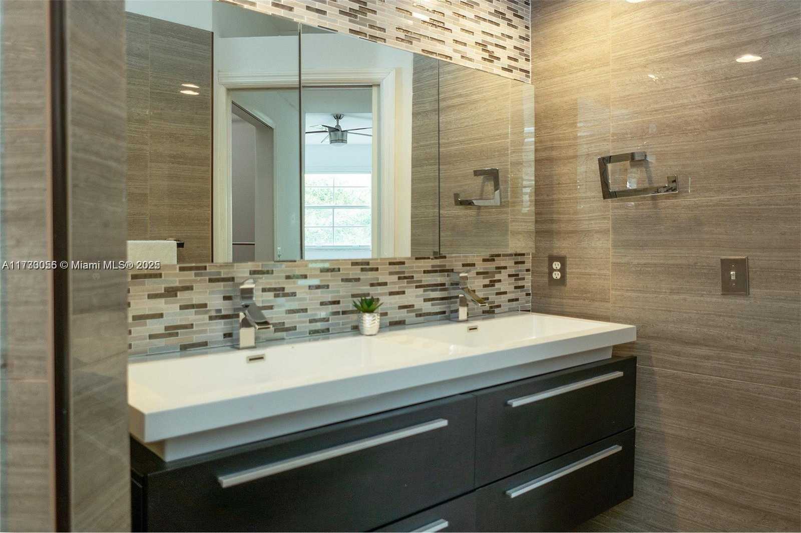 Small Image of 3215 NE 184th St, Aventura, FL 33160, USA Number 20