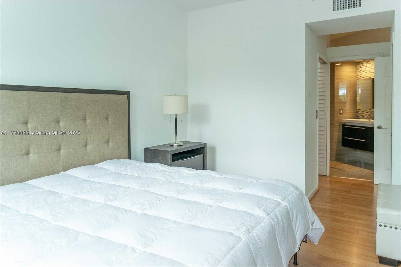 Small Image of 3215 NE 184th St, Aventura, FL 33160, USA Number 23