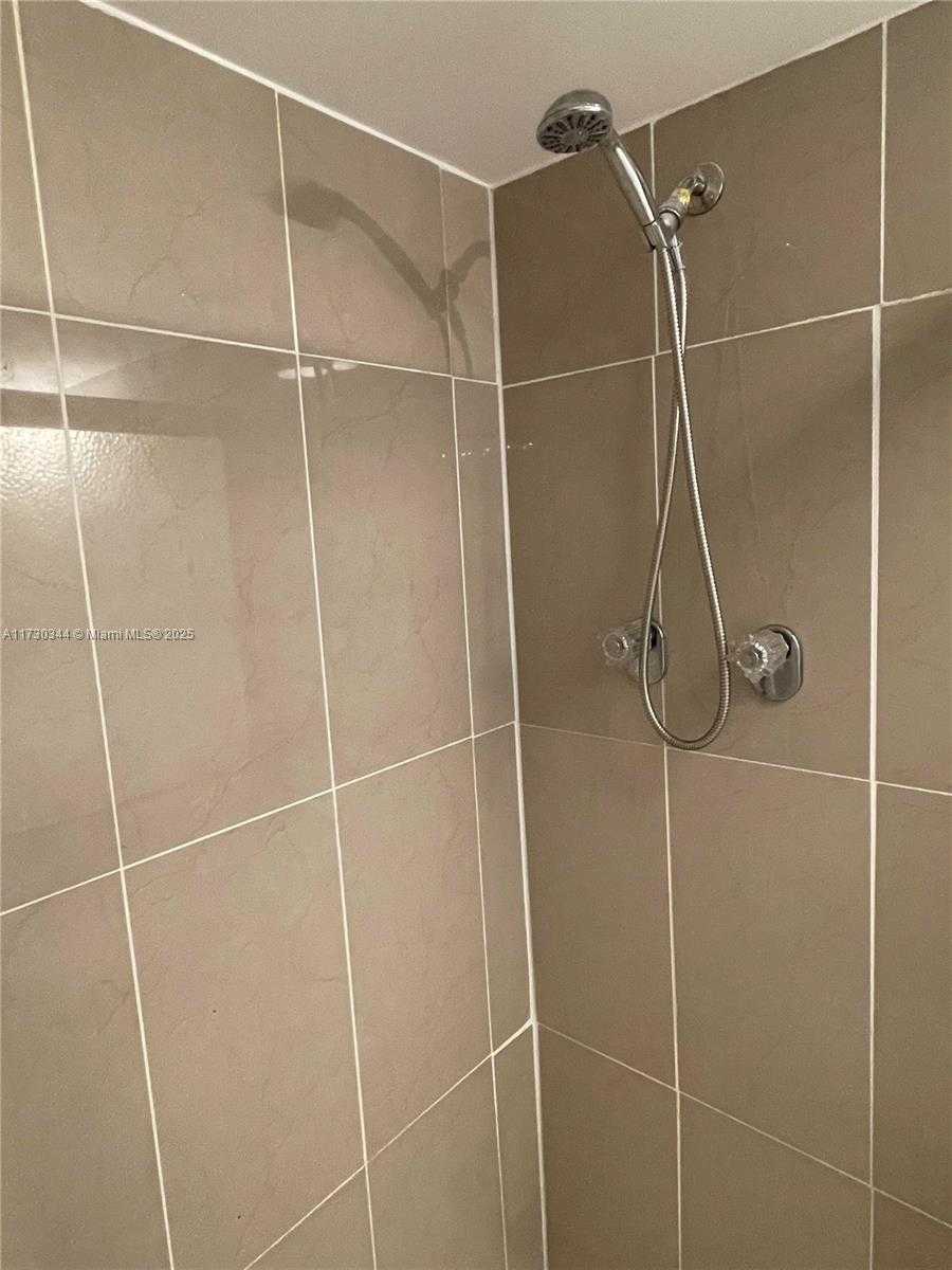 Small Image of 3475 NORTH COUNTRY CLUB DR #707, Aventura Number 14