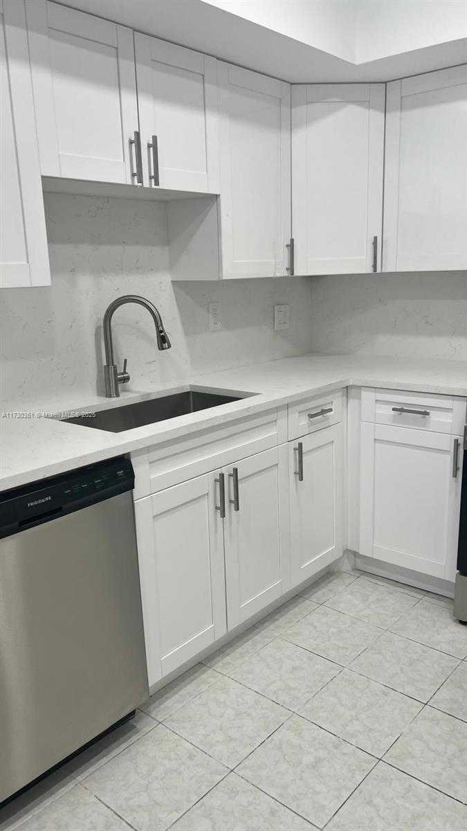 Small Image of 400 #1015, Sunny Isles Beach Number 2