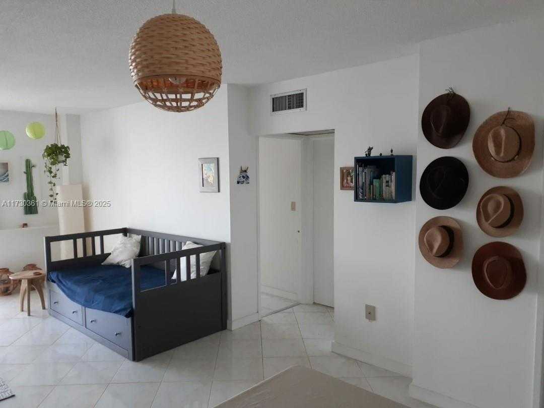 Small Image of 400 #1015, Sunny Isles Beach Number 5