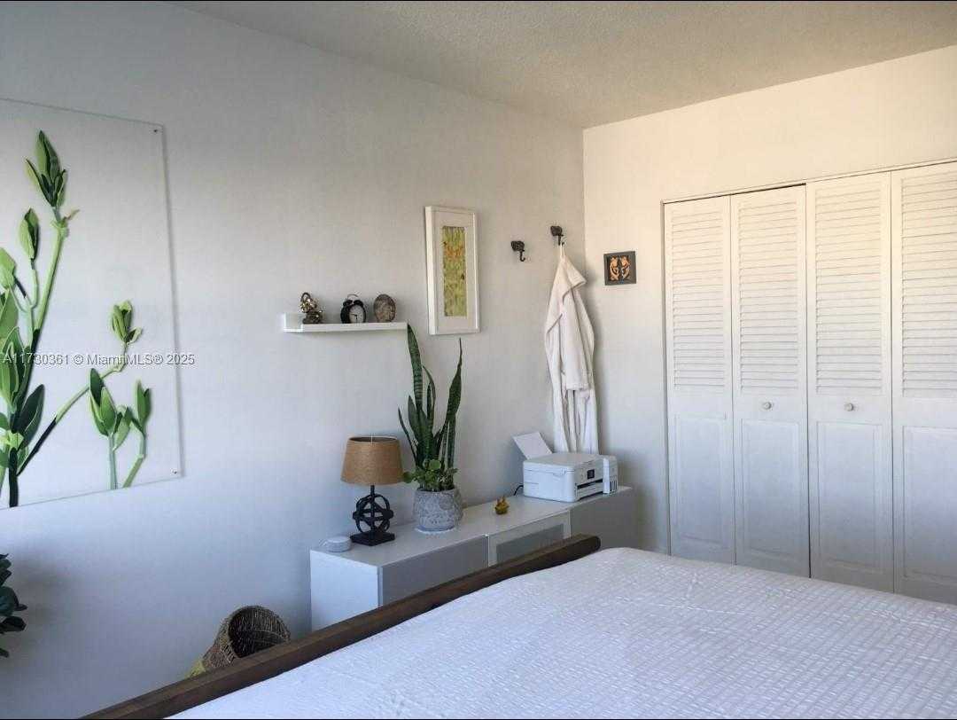 Small Image of 400 #1015, Sunny Isles Beach Number 7