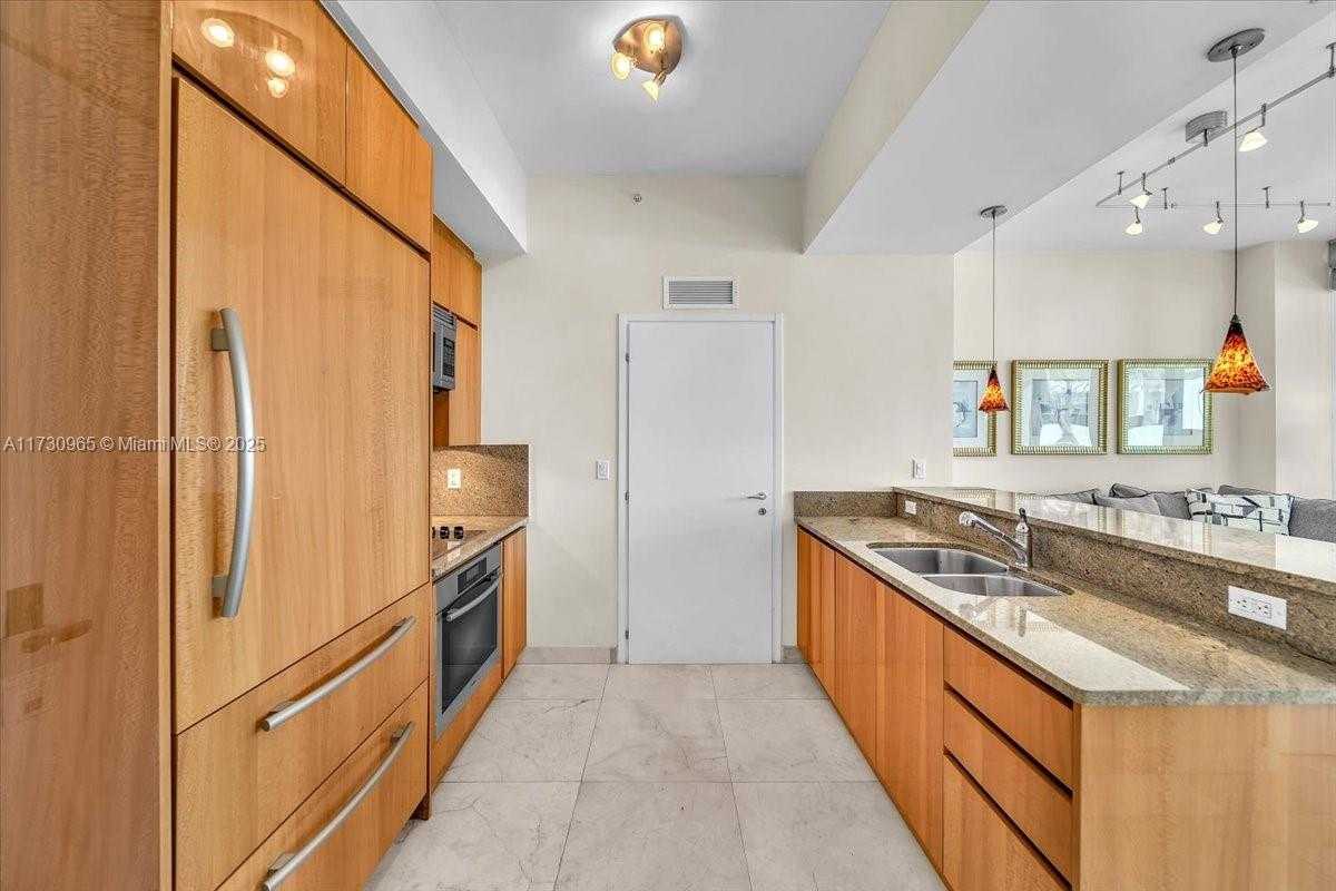 Small Image of 50 SOUTH POINTE DR #608, Miami Beach Number 11