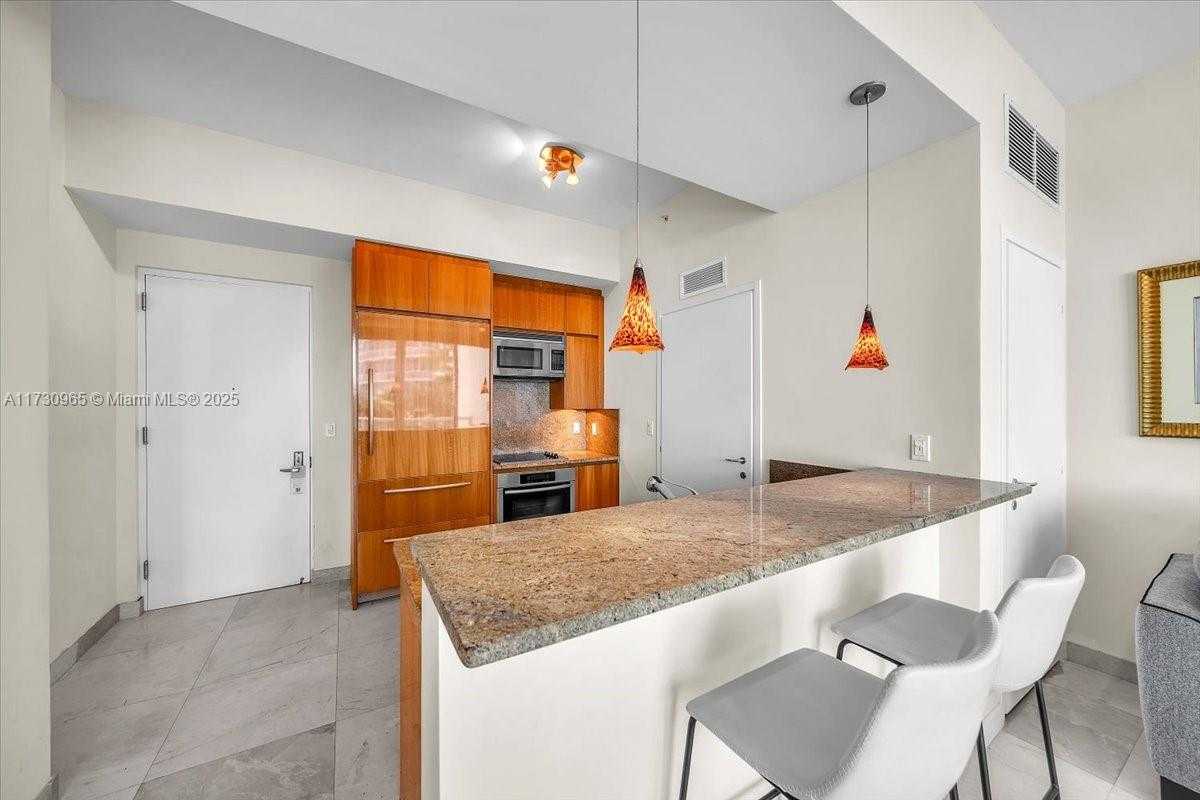 Small Image of 50 SOUTH POINTE DR #608, Miami Beach Number 12