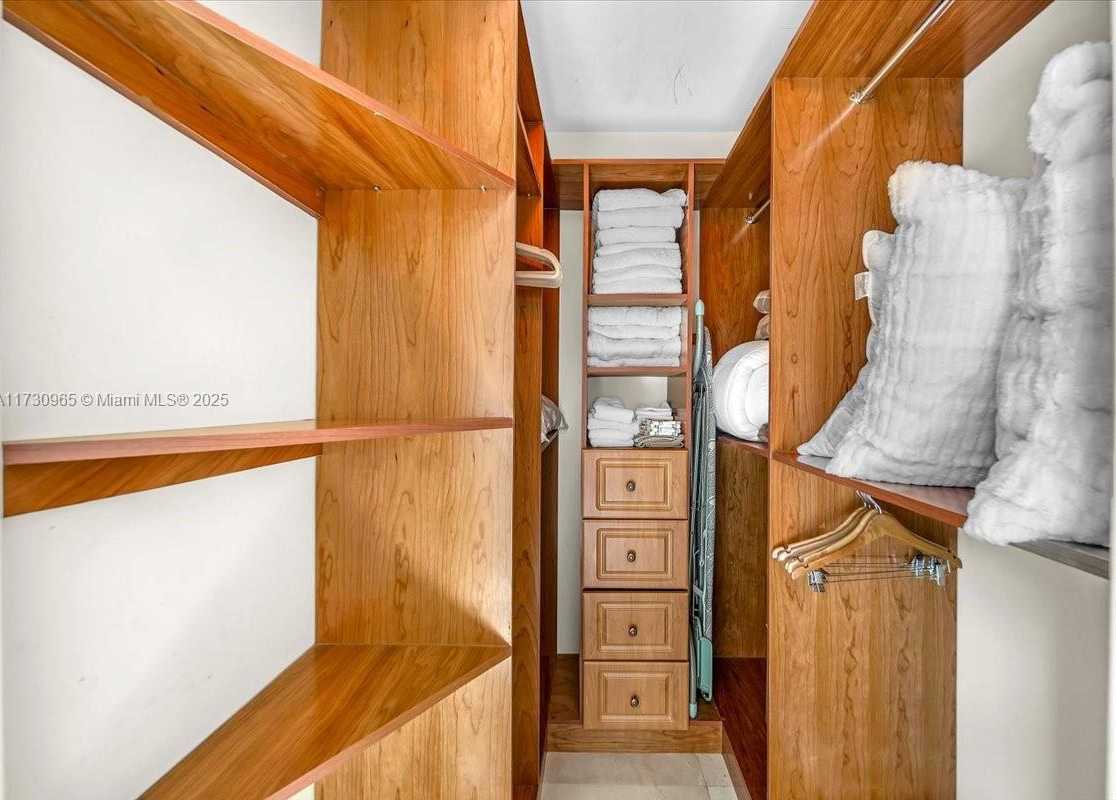 Small Image of 50 SOUTH POINTE DR #608, Miami Beach Number 16