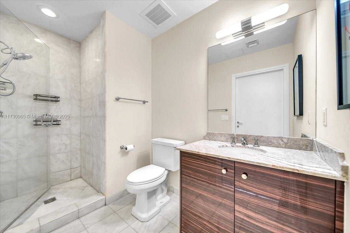 Small Image of 50 SOUTH POINTE DR #608, Miami Beach Number 17