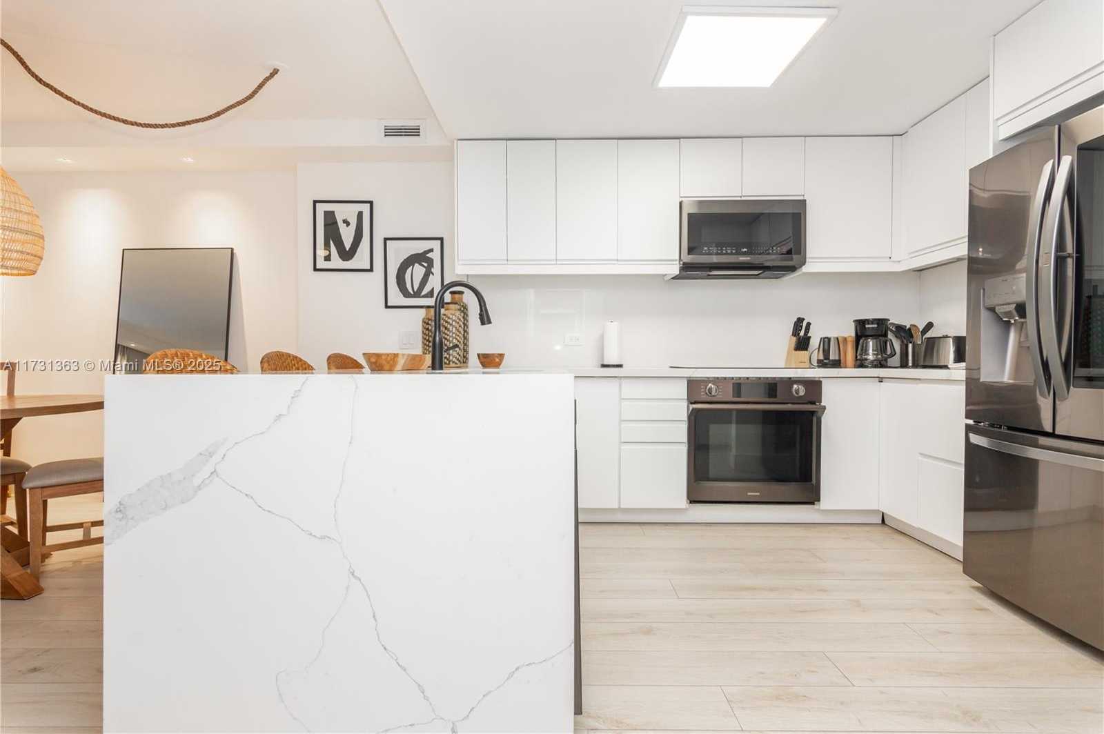 Small Image of 2301 COLLINS AVE #329, Miami Beach Number 4