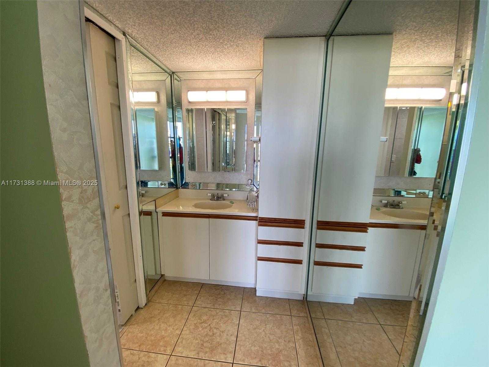 Small Image of 16919 NORTH BAY RD #902, Sunny Isles Beach Number 14