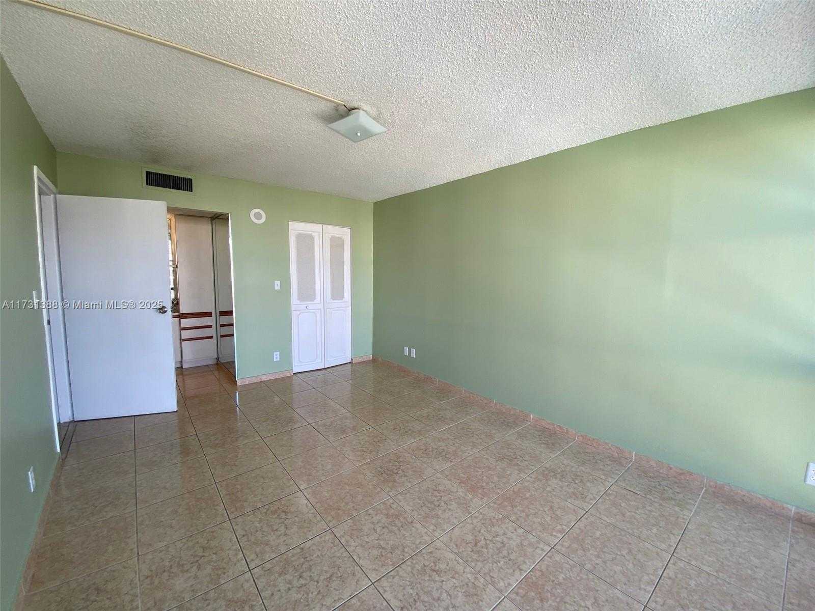 Small Image of 16919 NORTH BAY RD #902, Sunny Isles Beach Number 5