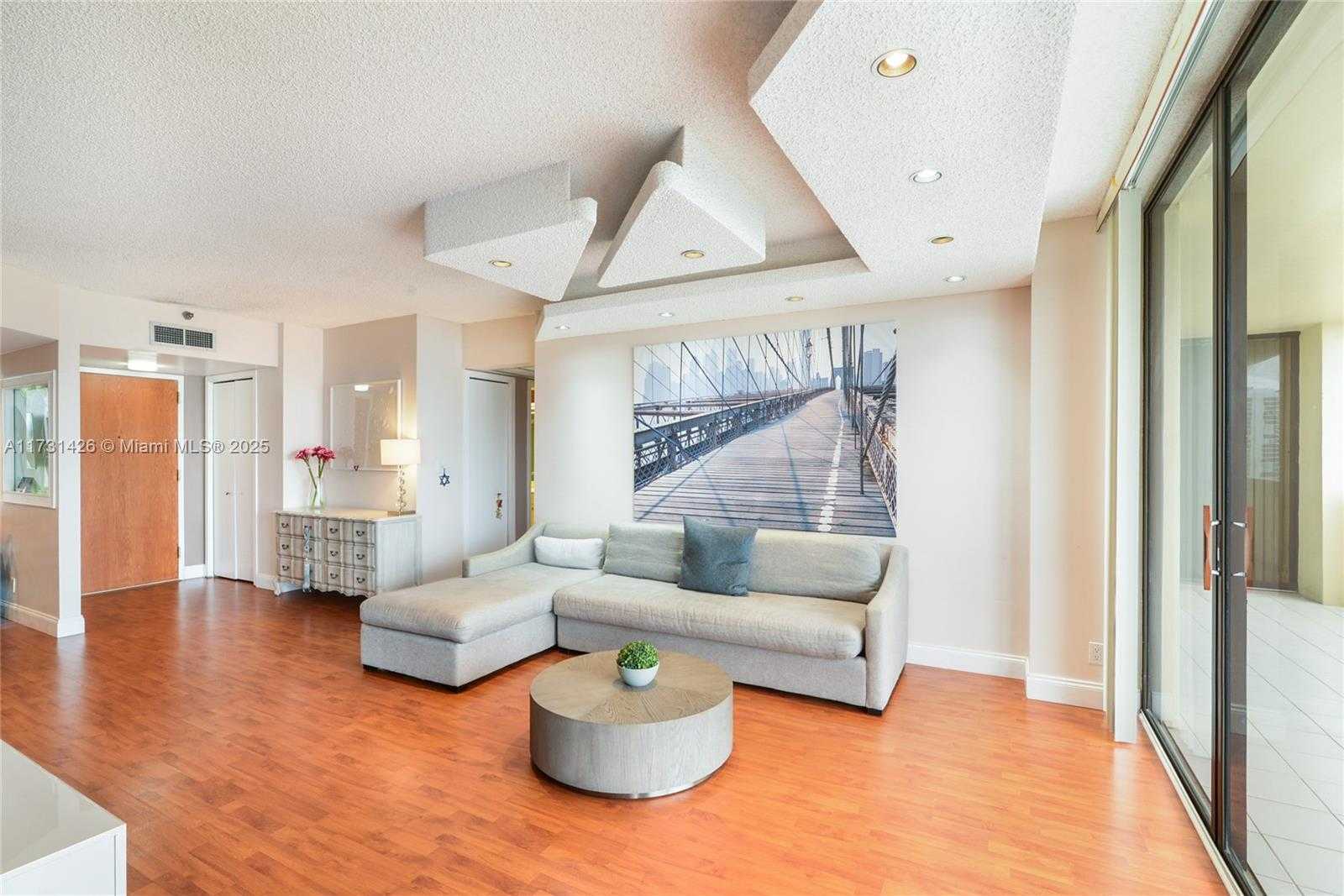 Small Image of 19355 TURNBERRY WAY #19F, Aventura Number 5
