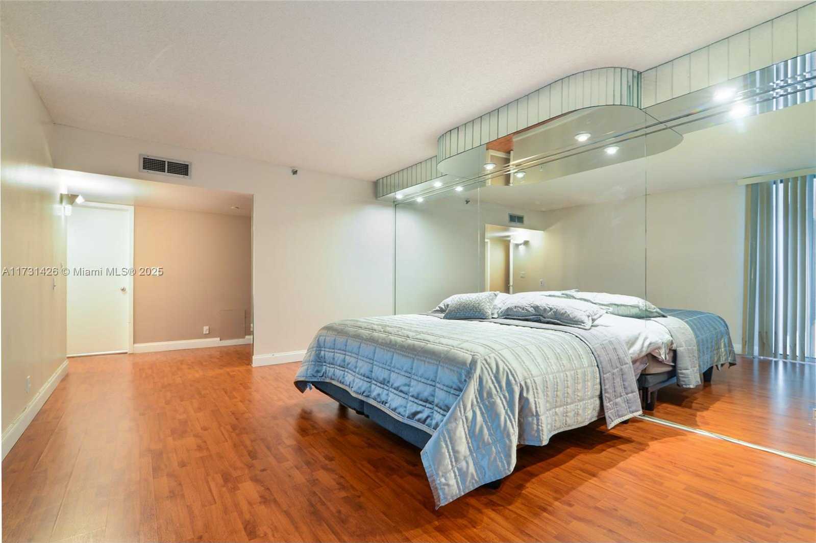 Small Image of 19355 TURNBERRY WAY #19F, Aventura Number 8