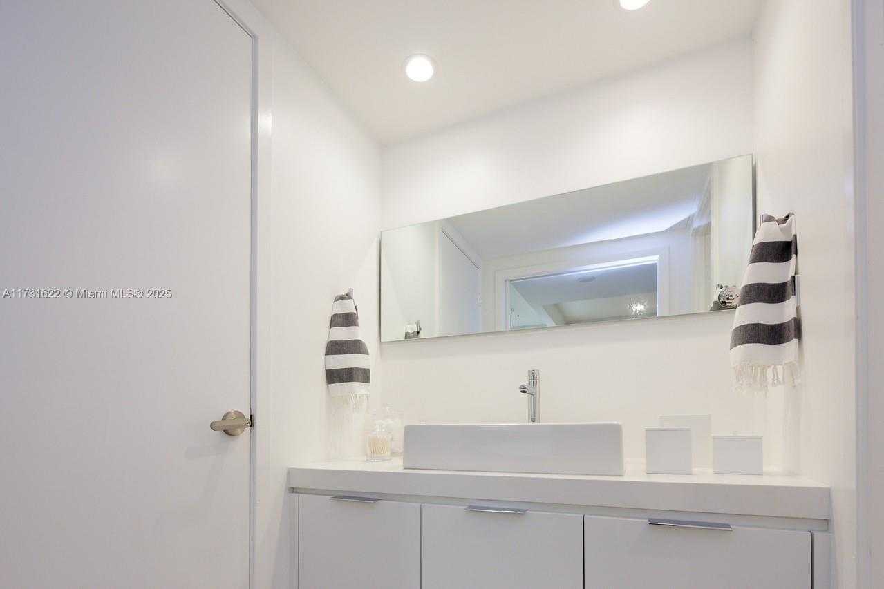 Small Image of 2301 COLLINS AVE #428, Miami Beach Number 3