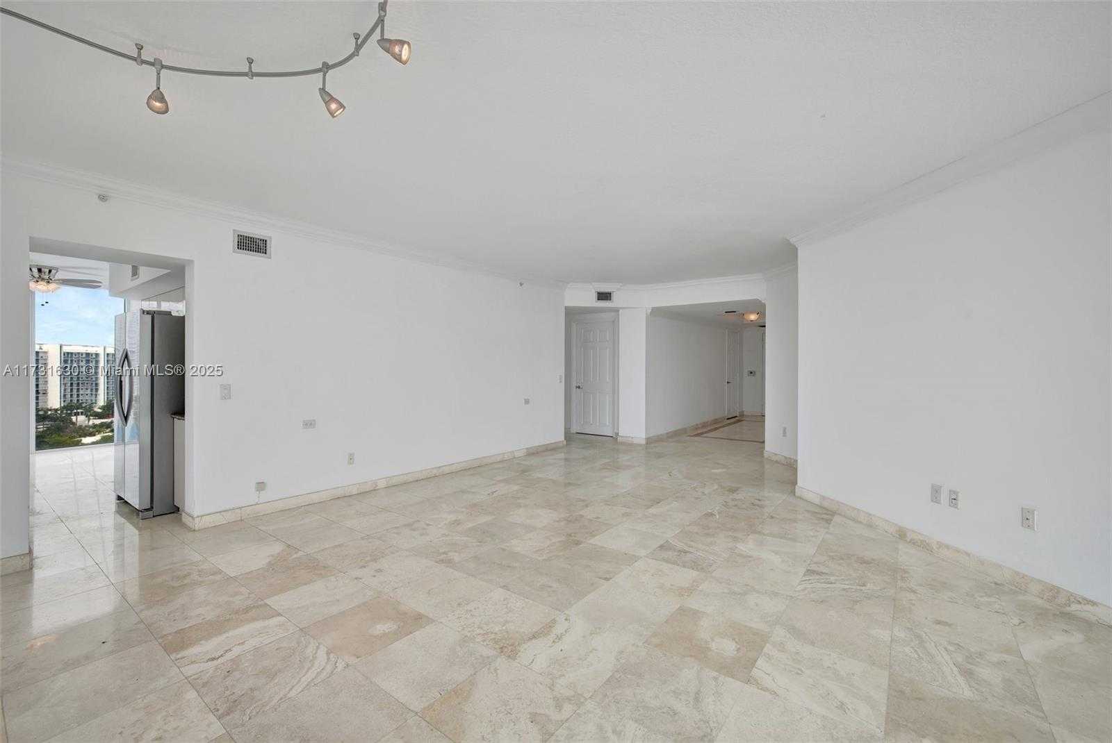 Small Image of 3370 HIDDEN BAY DR #1208, Aventura Number 5
