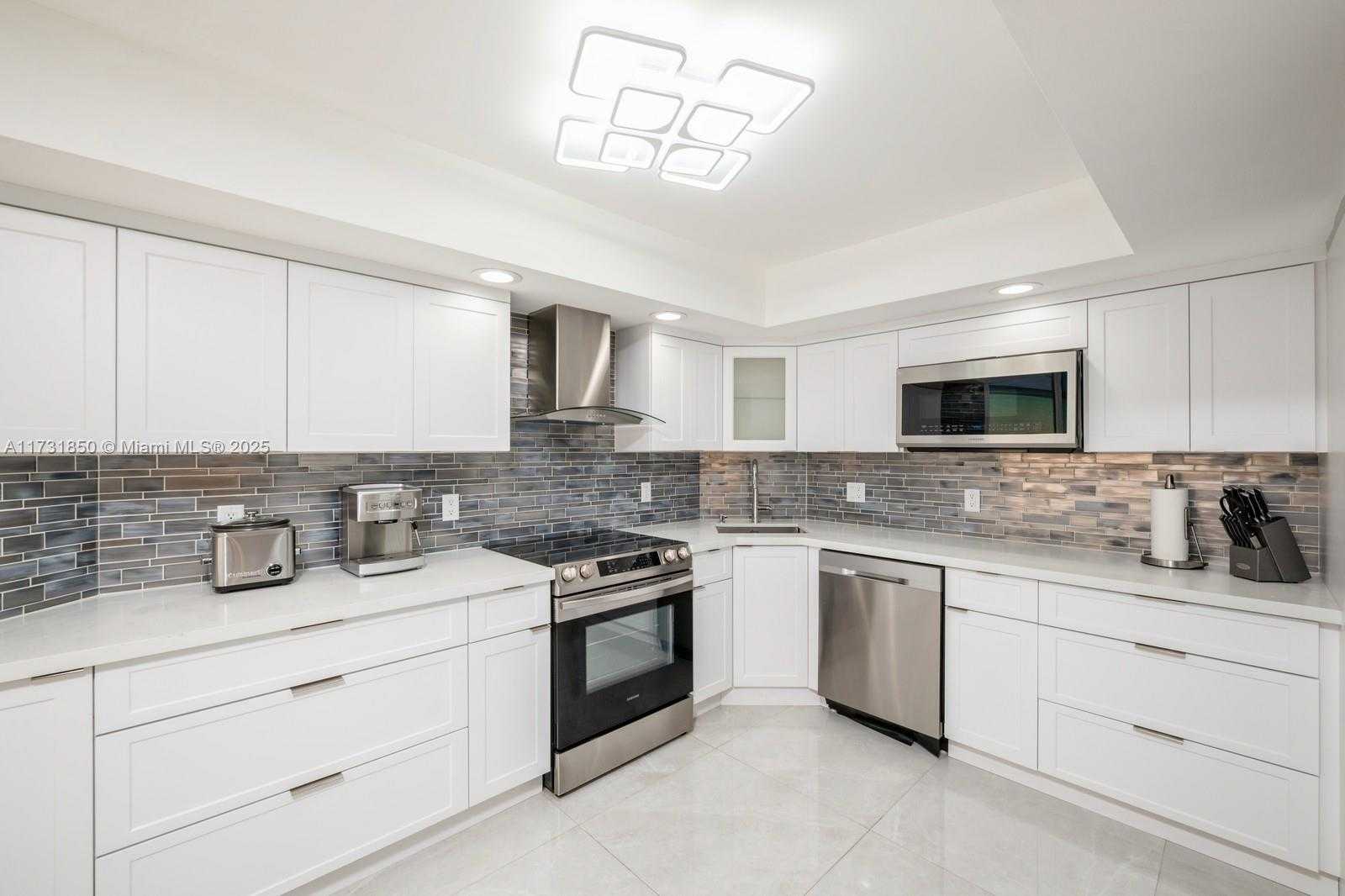Small Image of 6423 COLLINS AVE #301, Miami Beach Number 12