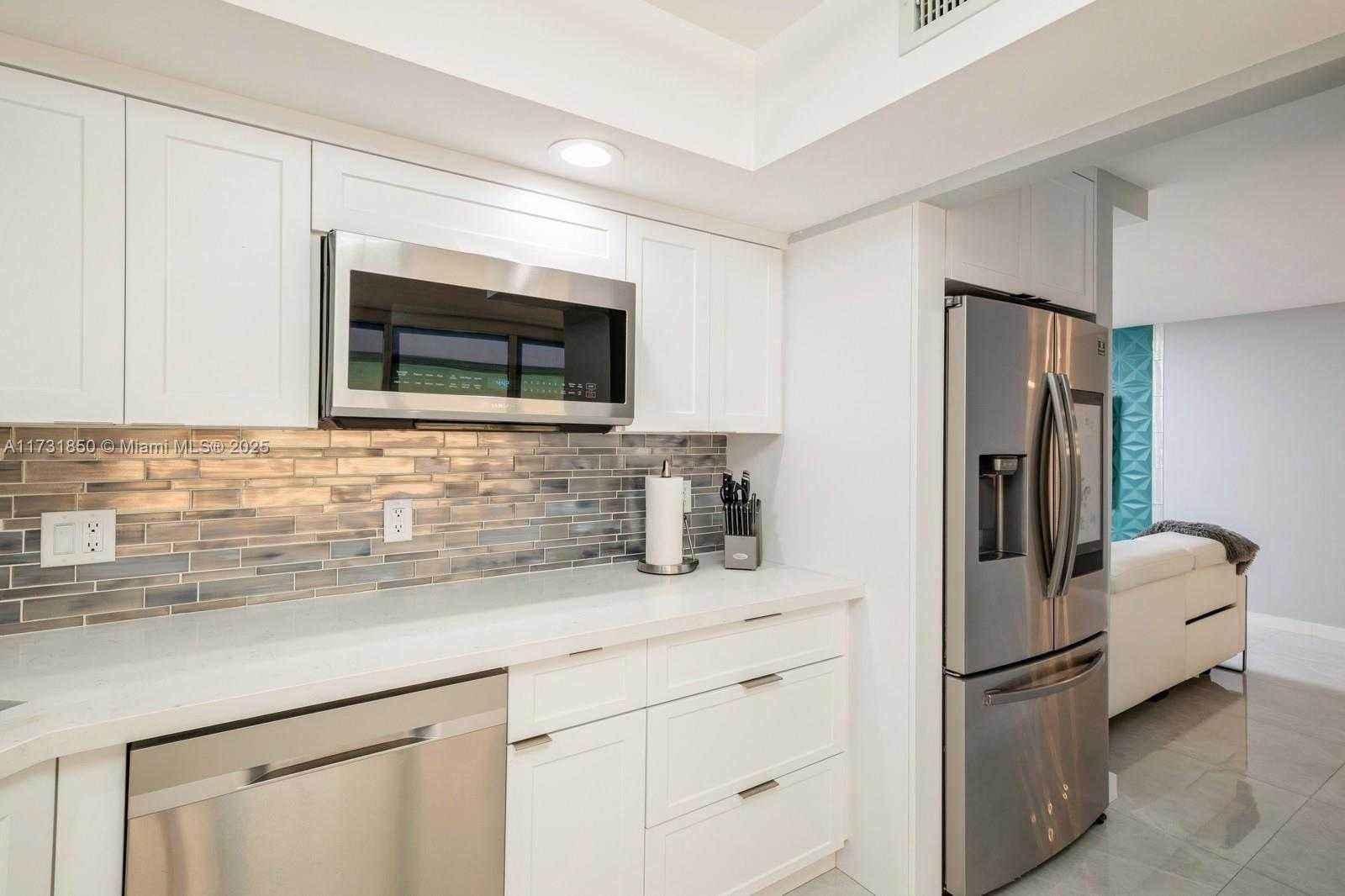 Small Image of 6423 COLLINS AVE #301, Miami Beach Number 13
