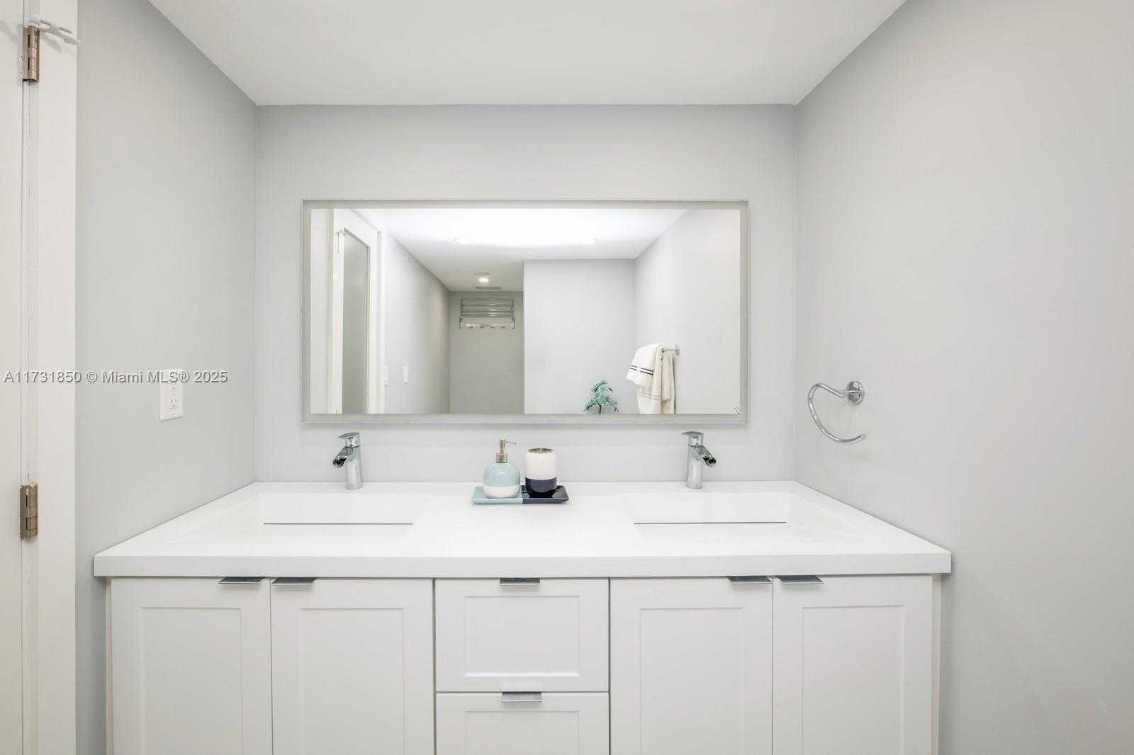 Small Image of 6423 COLLINS AVE #301, Miami Beach Number 17