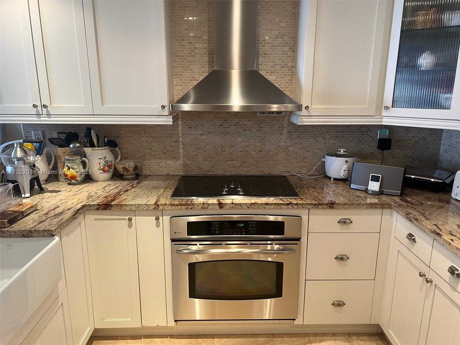 Small Image of 2625 COLLINS AVE #1601, Miami Beach Number 9