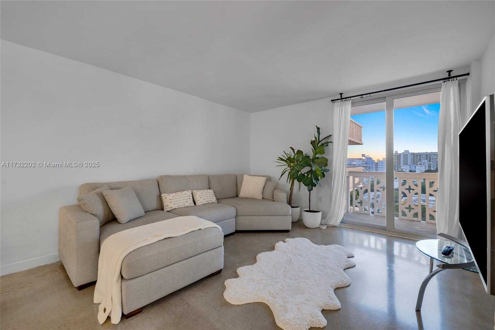 Small Image of 1020 MERIDIAN AVE #816, Miami Beach Number 3