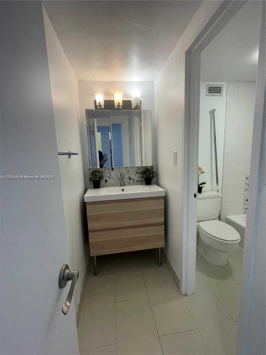 Small Image of 2899 COLLINS AVE #1420, Miami Beach Number 12