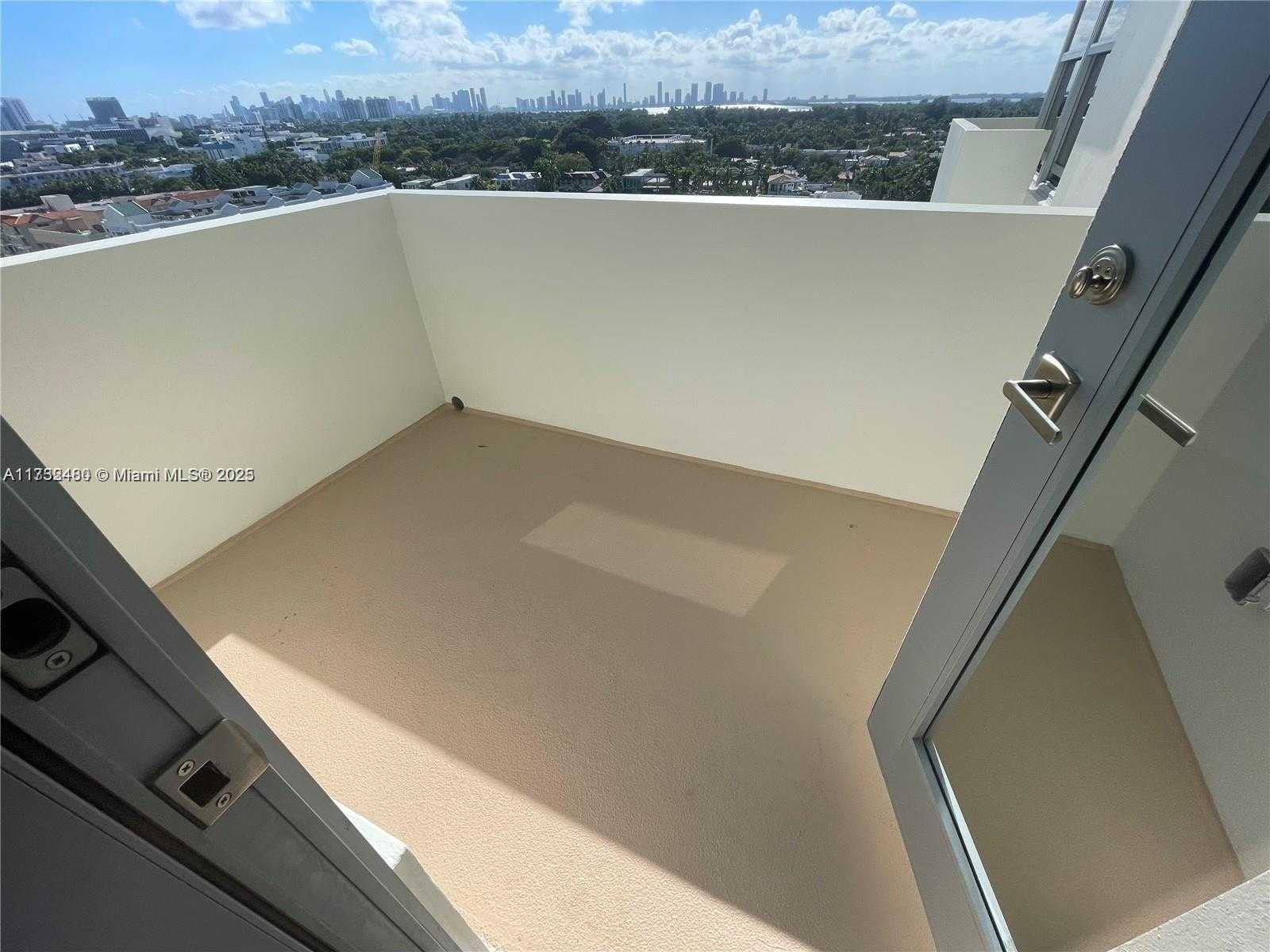 Small Image of 2899 COLLINS AVE #1420, Miami Beach Number 2