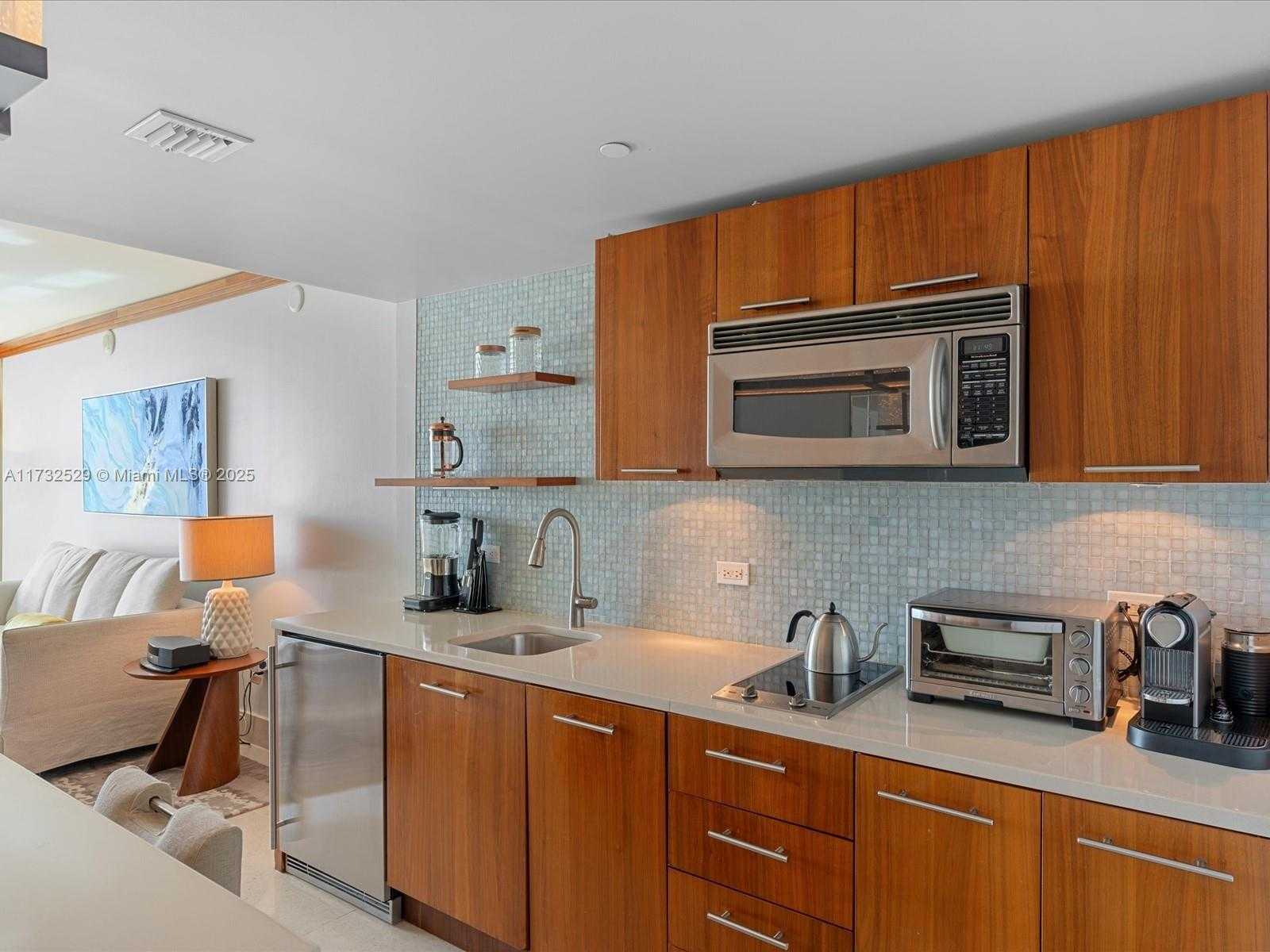 Small Image of 6801 COLLINS AVE #716 (deed 708), Miami Beach Number 9