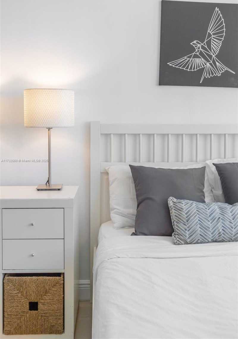 Small Image of 5445 COLLINS AVE #1633, Miami Beach Number 4