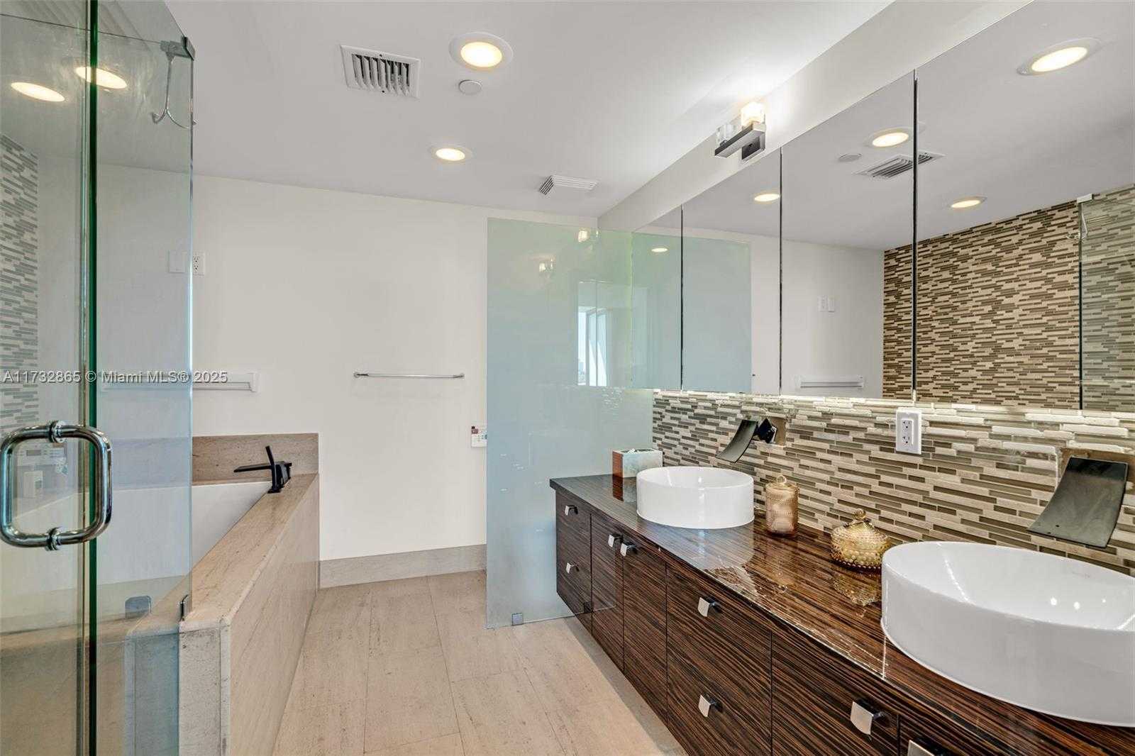 Small Image of 5875 COLLINS AVE #1704, Miami Beach Number 15