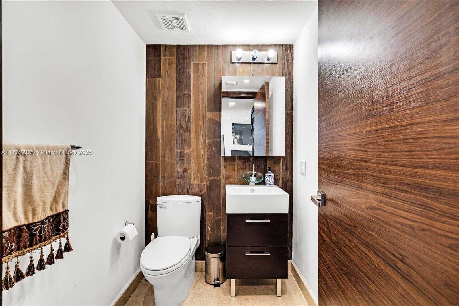 Small Image of 5875 COLLINS AVE #1704, Miami Beach Number 19