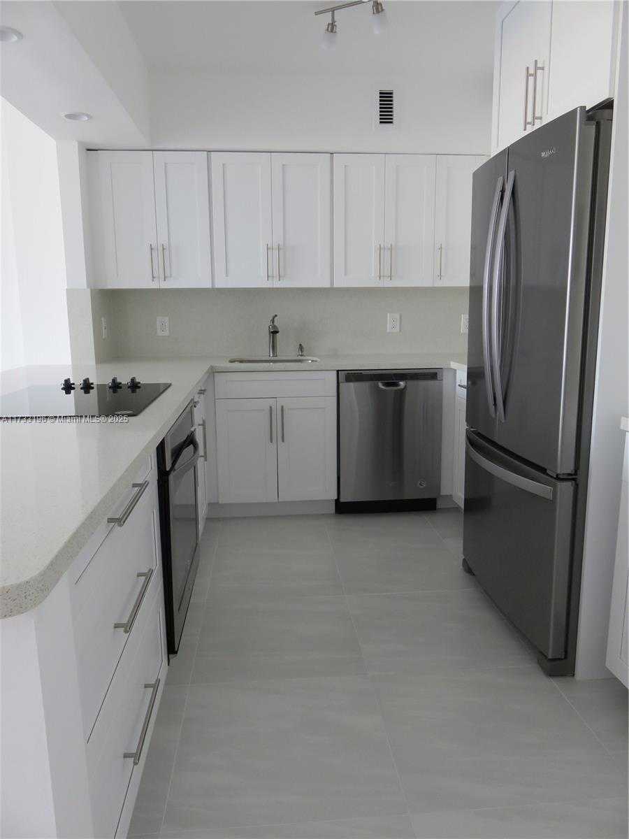 Small Image of 5700 COLLINS AVE #5J, Miami Beach Number 10