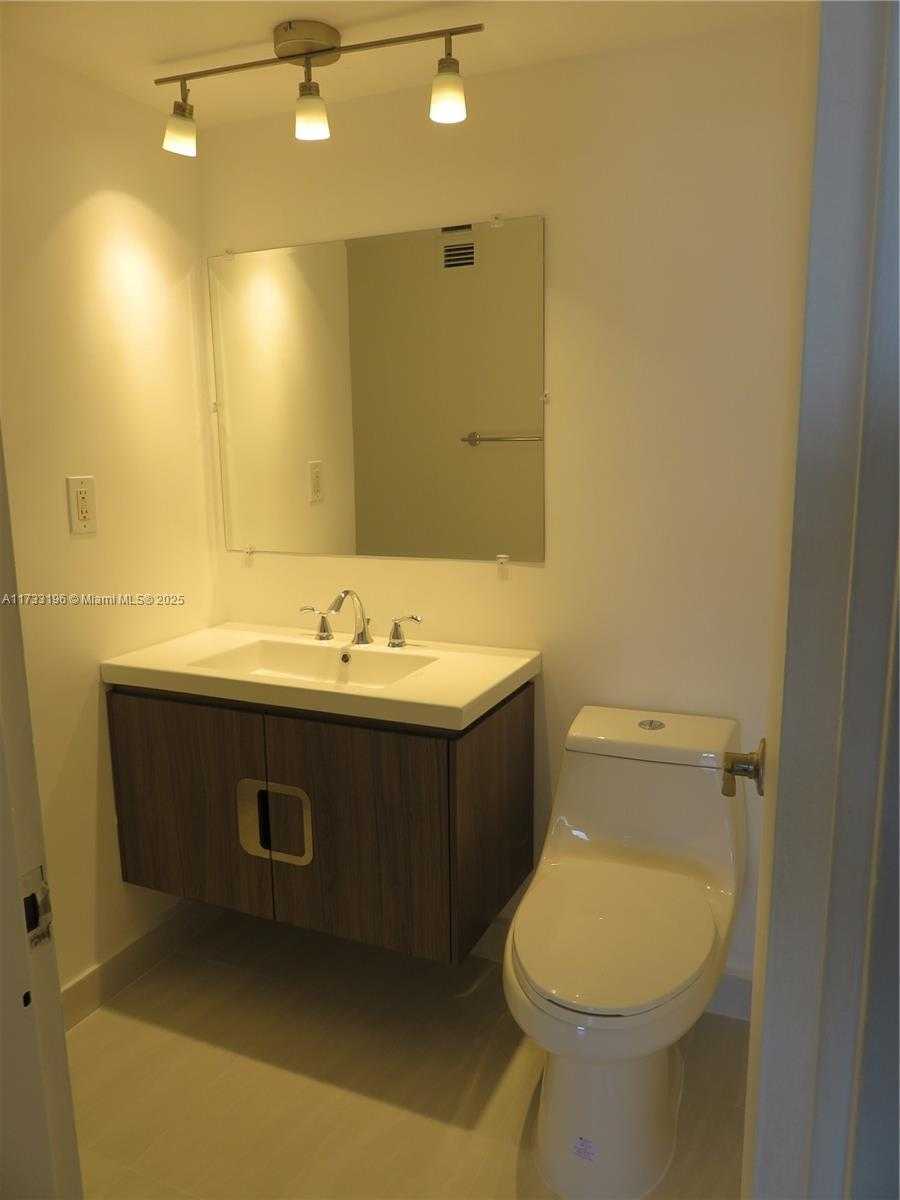 Small Image of 5700 COLLINS AVE #5J, Miami Beach Number 12