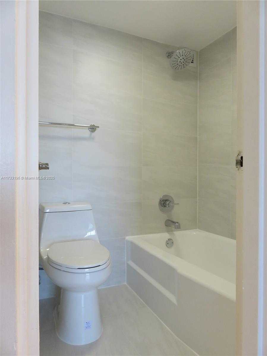 Small Image of 5700 COLLINS AVE #5J, Miami Beach Number 15